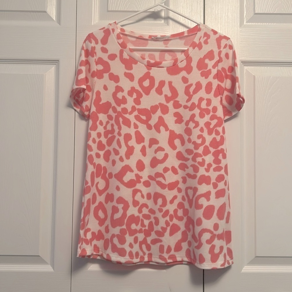 Pink and cream leopard waffle knit boutique tee. Size M
